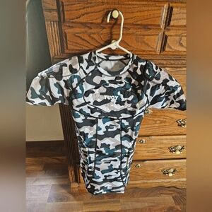 Tuoy men's medium padded compression shirt